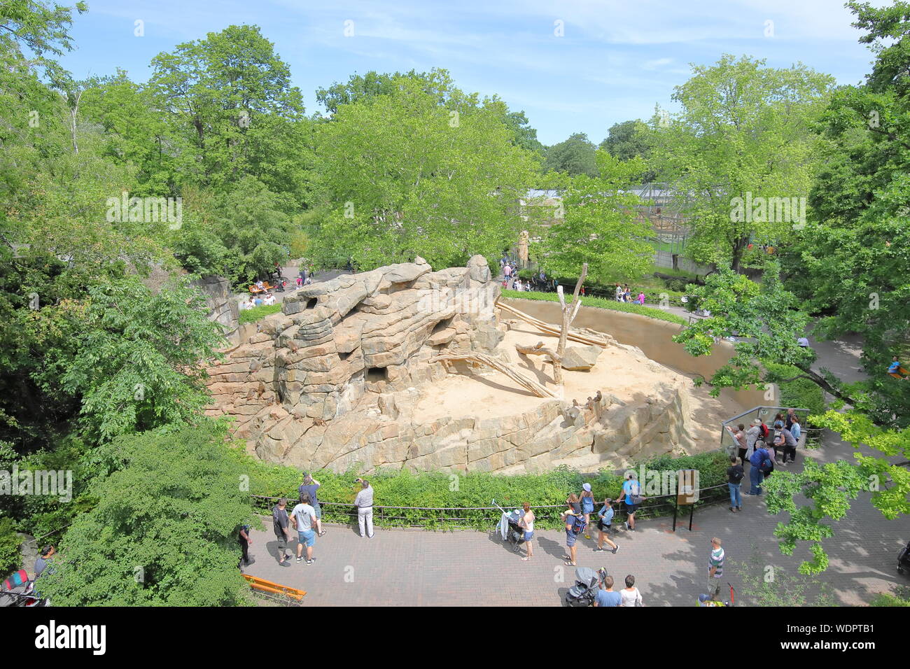 Menschen besuchen den Berliner Zoo garten Deutschland Stockfoto