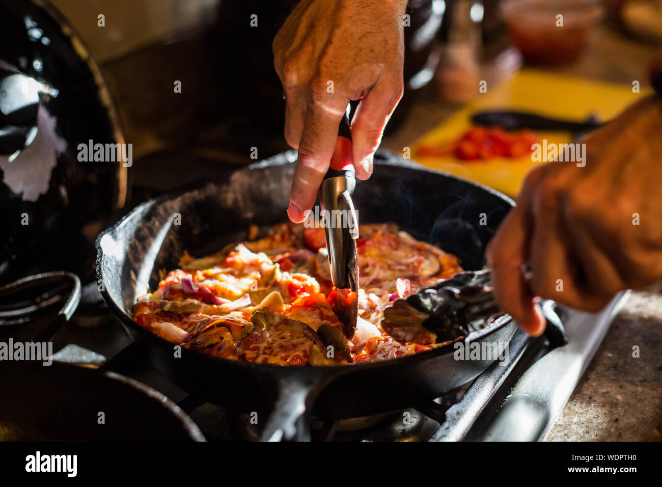 Hausgemachte Pizza zum Abendessen Stockfoto