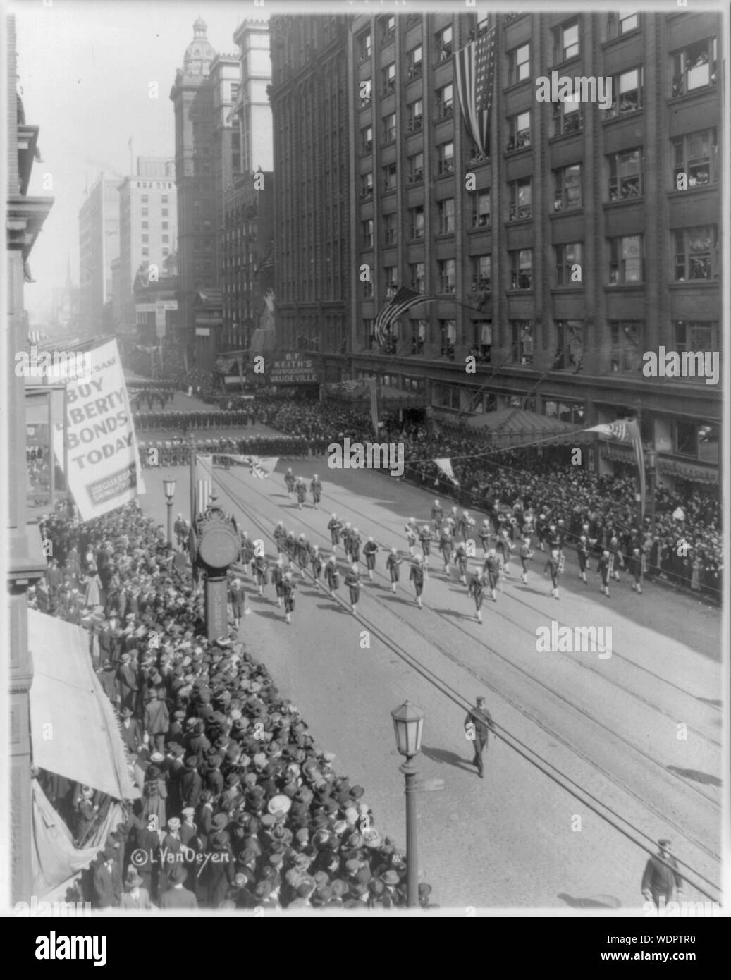 Great Lakes Naval Training School Band Marching auf Euclid Ave., 6. April 1918, Cleveland, Ohio Abstract / Medium: 1 Fotoabzug. Stockfoto