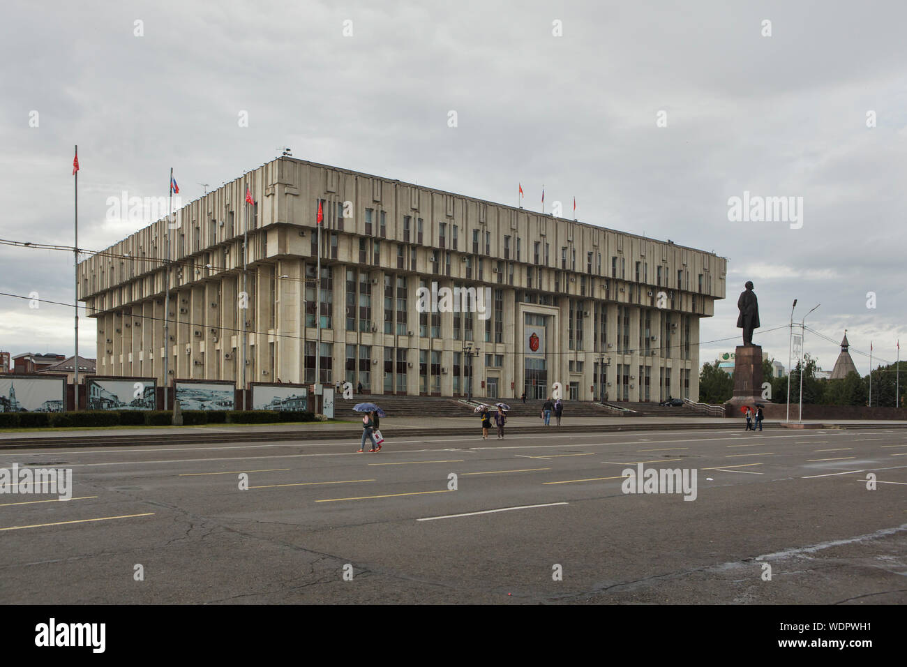 Lenin Monument und das Haus der Sowjets in Tula, Russland. Das Gebäude, in dem die lokale Regierung von Sowjetischen modernistischen Architekten Jewgeni Rozanov entwickelt wurde und im Jahr 1984 abgeschlossen. Stockfoto