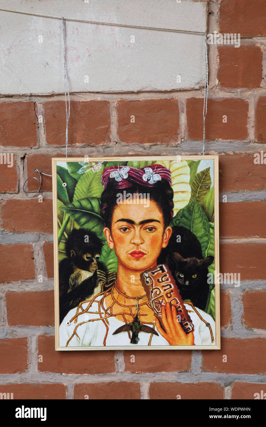 Die mexikanische Künstlerin Frida Kahlo die Tula Tula pryanik (Lebkuchen) auf dem Zeichen für ein Souvenir shop in der tulaer Kreml in Tula, Russland dargestellt. Der ikonischen Malerei elf - Porträt mit Monkey" von Frida Kahlo (1938) wurde verwendet, um die Zeichen zu entwerfen. Stockfoto