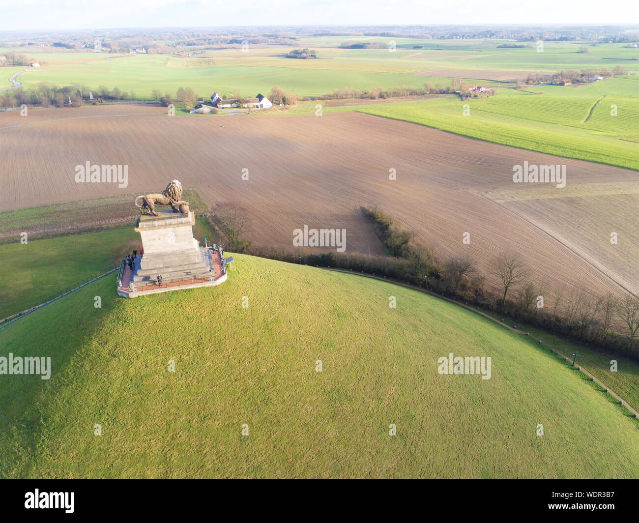 Luftaufnahme der Damm des Löwen mit Farm Land um. Die immense Butte du Lion auf dem Schlachtfeld von Waterloo, wo Napoleon starb. Belgien. Stockfoto