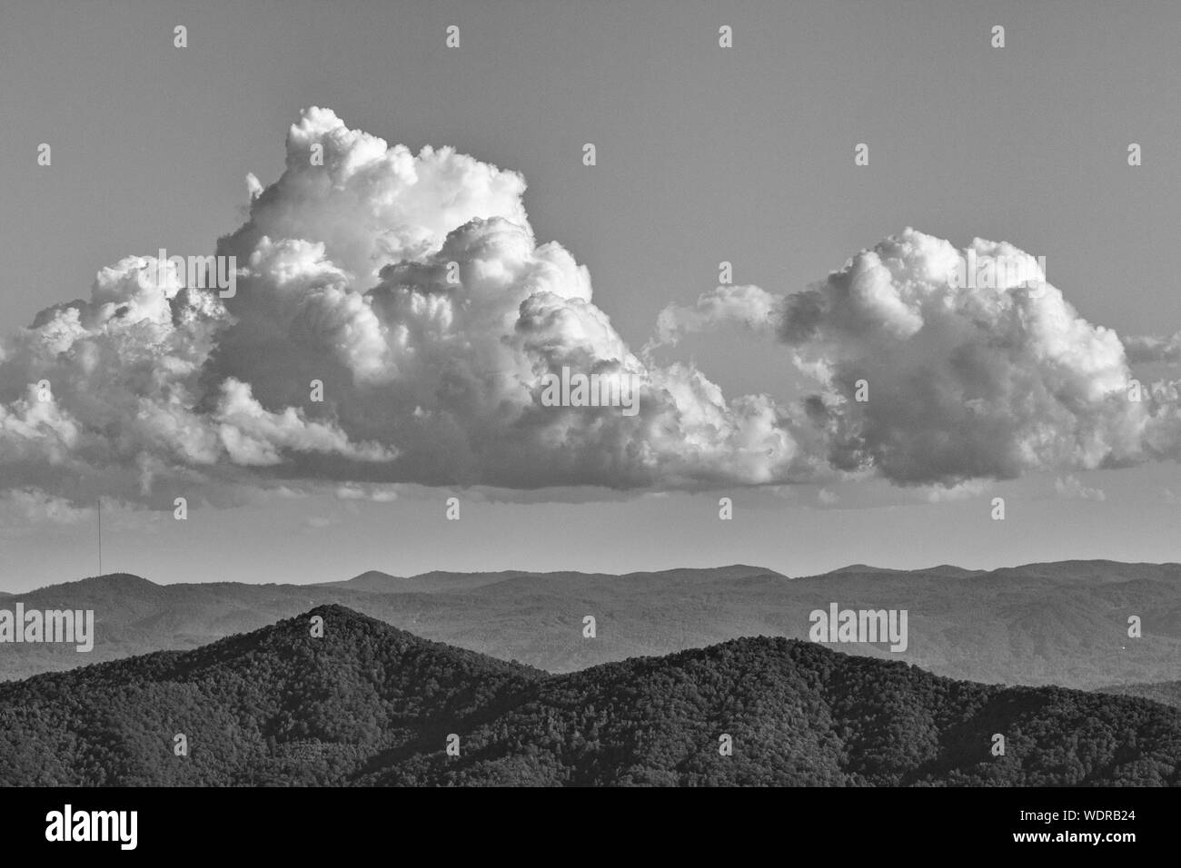 Eine dramatische Wolkenbildung schwebt über den Blue Ridge Bergen, betrachtet aus der Pisgah Inn auf dem Blue Ridge Parkway in Waynesville, NC, USA Stockfoto