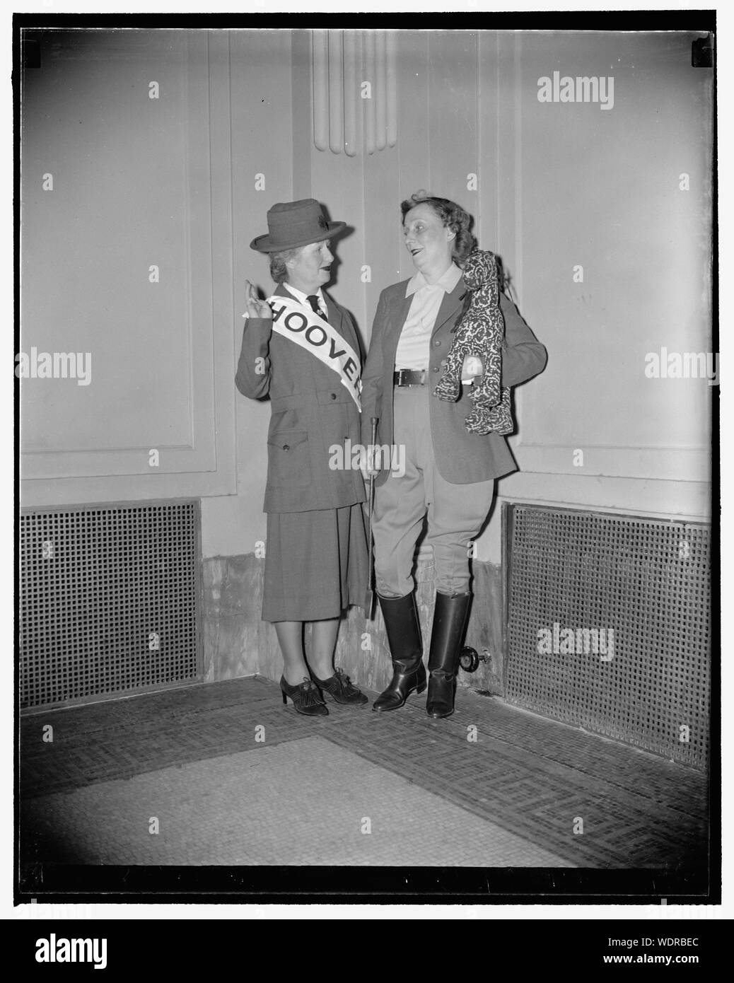 Bratrost Witwen. Frau Peter Brandt, spielen Mädchen Scout Chief Frau Herbert Hoover, gibt eine drei Fingered Salute an Frau Franklin D. Roosevelt, hier gespielt von Frau Jay Hayden Abstract / Medium: 1 Negativ: Glas 4 x 5 in. oder kleiner Stockfoto