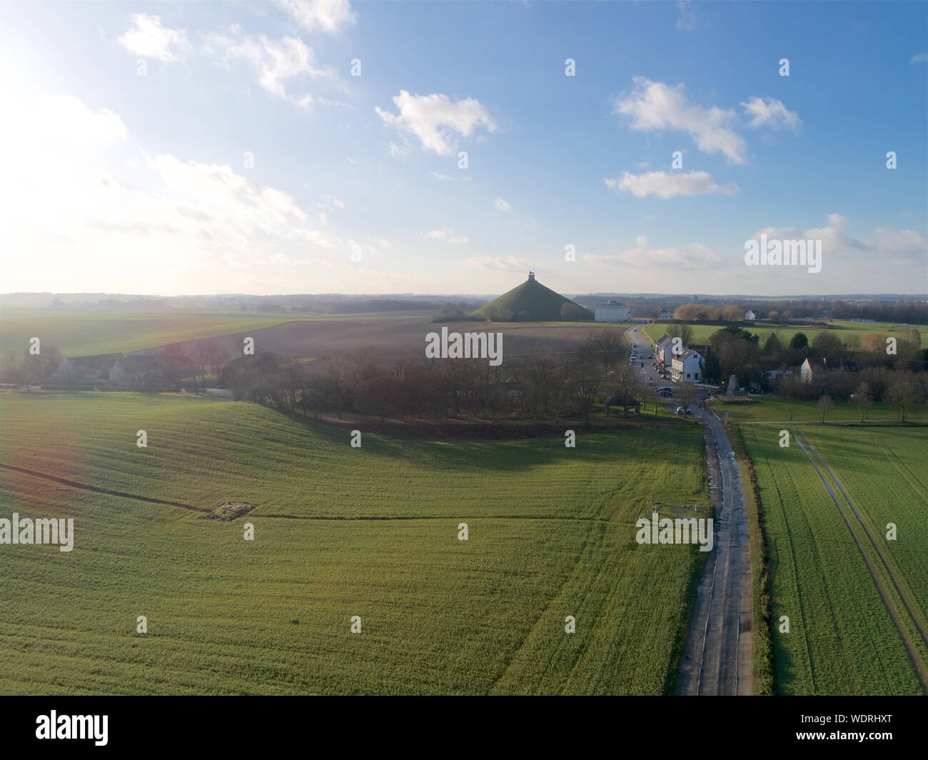 Luftaufnahme der Damm des Löwen mit Farm Land um. Die immense Butte du Lion auf dem Schlachtfeld von Waterloo, wo Napoleon starb. Belgien. Stockfoto