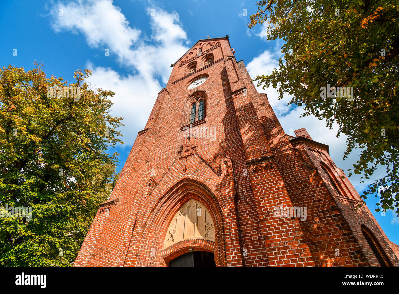 Der rote Backstein, Clock Tower steigt über den Küstenort Warnemünde Rostock, Deutschland an einem herbsttag an der Küste der Ostsee Stockfoto