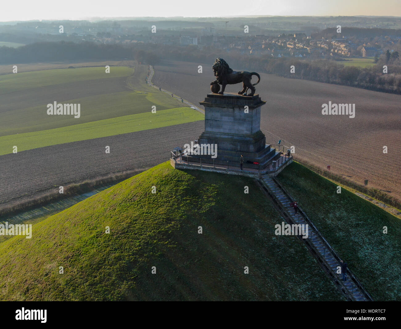 Luftaufnahme der Damm des Löwen mit Farm Land um. Die immense Butte du Lion auf dem Schlachtfeld von Waterloo, wo Napoleon starb. Belgien. Stockfoto