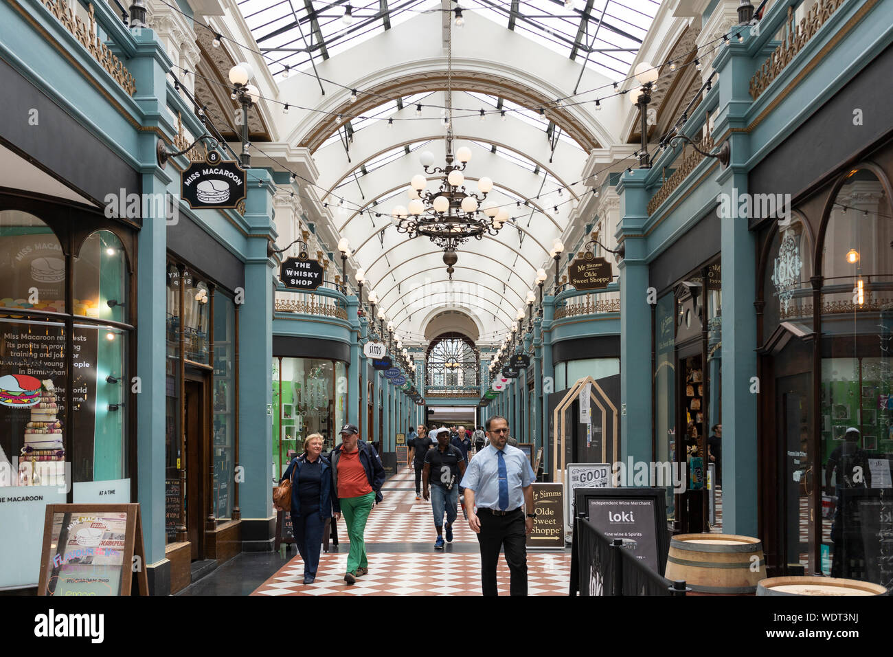 Käufer in der Great Western Arcade - eine überdachte denkmalgeschützte viktorianische Einkaufspassage in Birmingham, England Stockfoto
