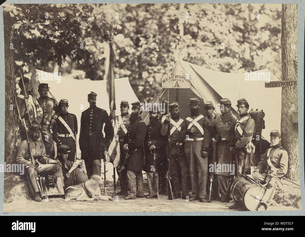 Gruppe von Co.A, 8.New York State Miliz, Arilington, Va., Juni, 1861 Abstract: Gruppe von Soldaten vor Zelt gestellt, eine mit Trommel, einer mit Flagge, einige mit Gewehren, einige mit Schwertern, und ein Hund. Stockfoto
