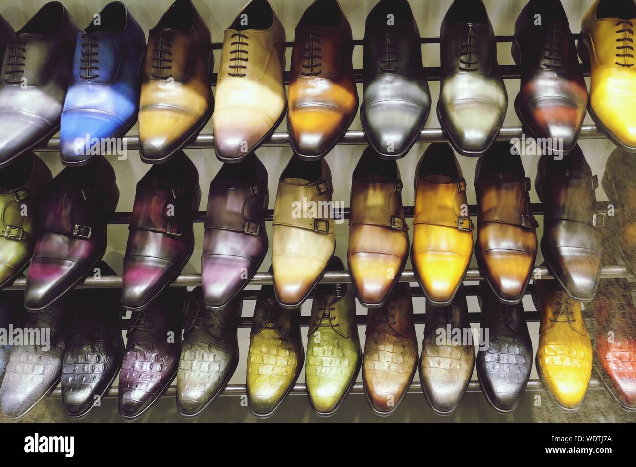 Large Shoe Rack Stockfotos & Large Shoe Rack Bilder - Alamy