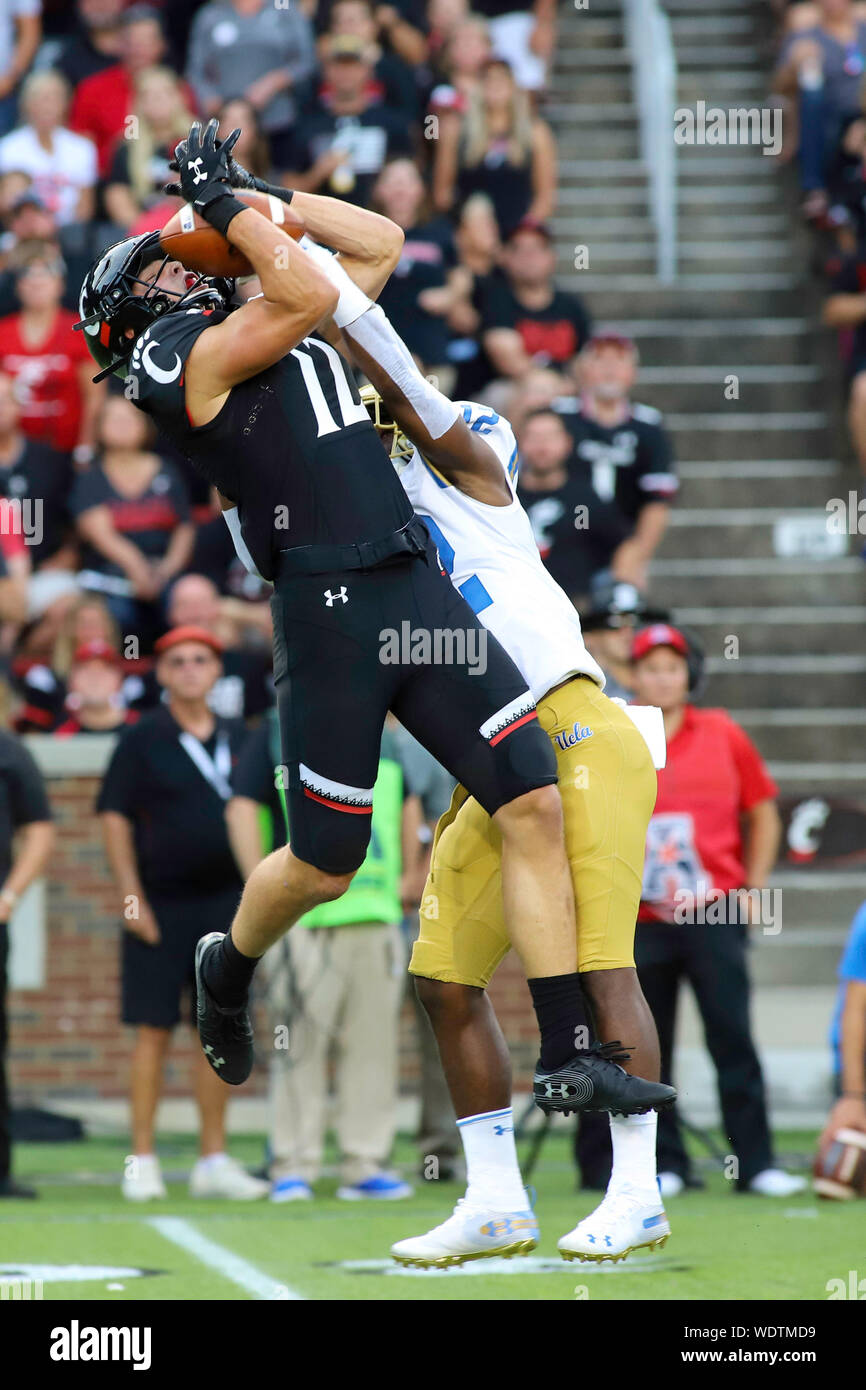 29. August 2019 - Cincinnati's Alec Pierce fängt den Ball nach einem langen Pass spielen während der NCAA Football Spiel zwischen den Cincinnati Bearcats und der UCLA Bruins an Nippert Stadion in Cincinnati, Ohio. Kevin Schultz/CSM Stockfoto