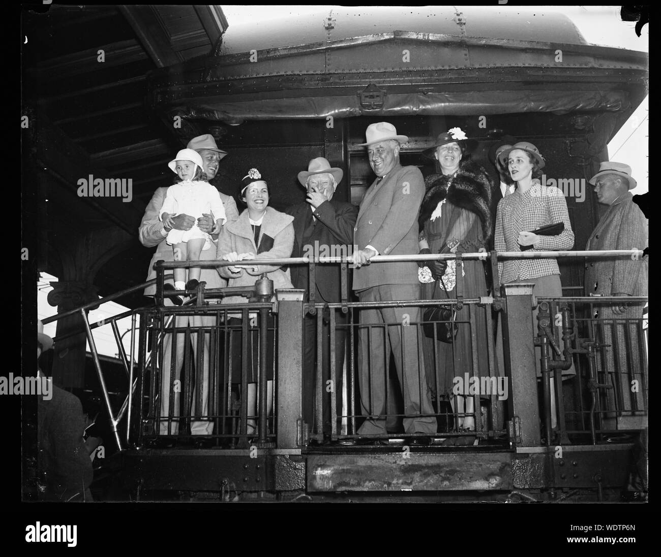 Gruppe auf der Rückseite der Bahn umfasst John Nance Garner, Franklin D. Roosevelt, und Eleanor Roosevelt Abstract / Medium: 1 Negativ: Glas 4 x 5 in. oder kleiner Stockfoto