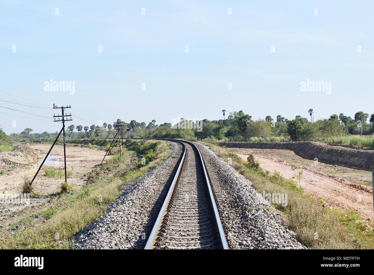 Eisenbahn mit Wald und telegraphenmast auf dem Weg in Thailand, im alten Stil Schienenverkehr Stockfoto