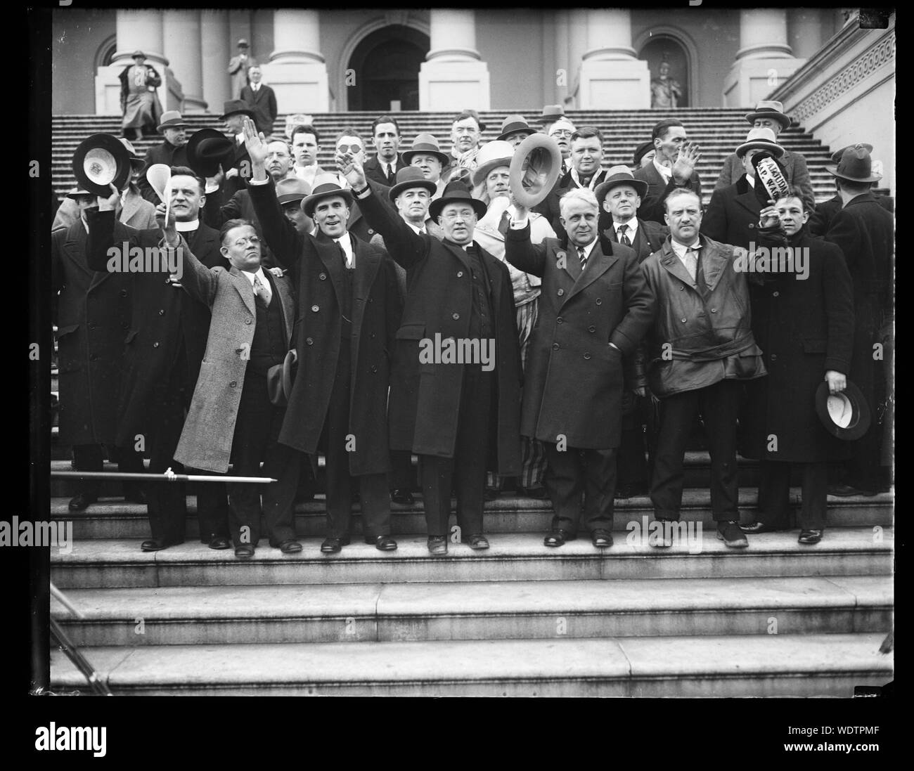 Gruppe auf die Schritte der U.S. Capitol James J. Davis, 3. von rechts in der vorderen. Washington, D.C. Abstract / Medium: 1 Negativ: Glas 4 x 5 in. oder kleiner Stockfoto