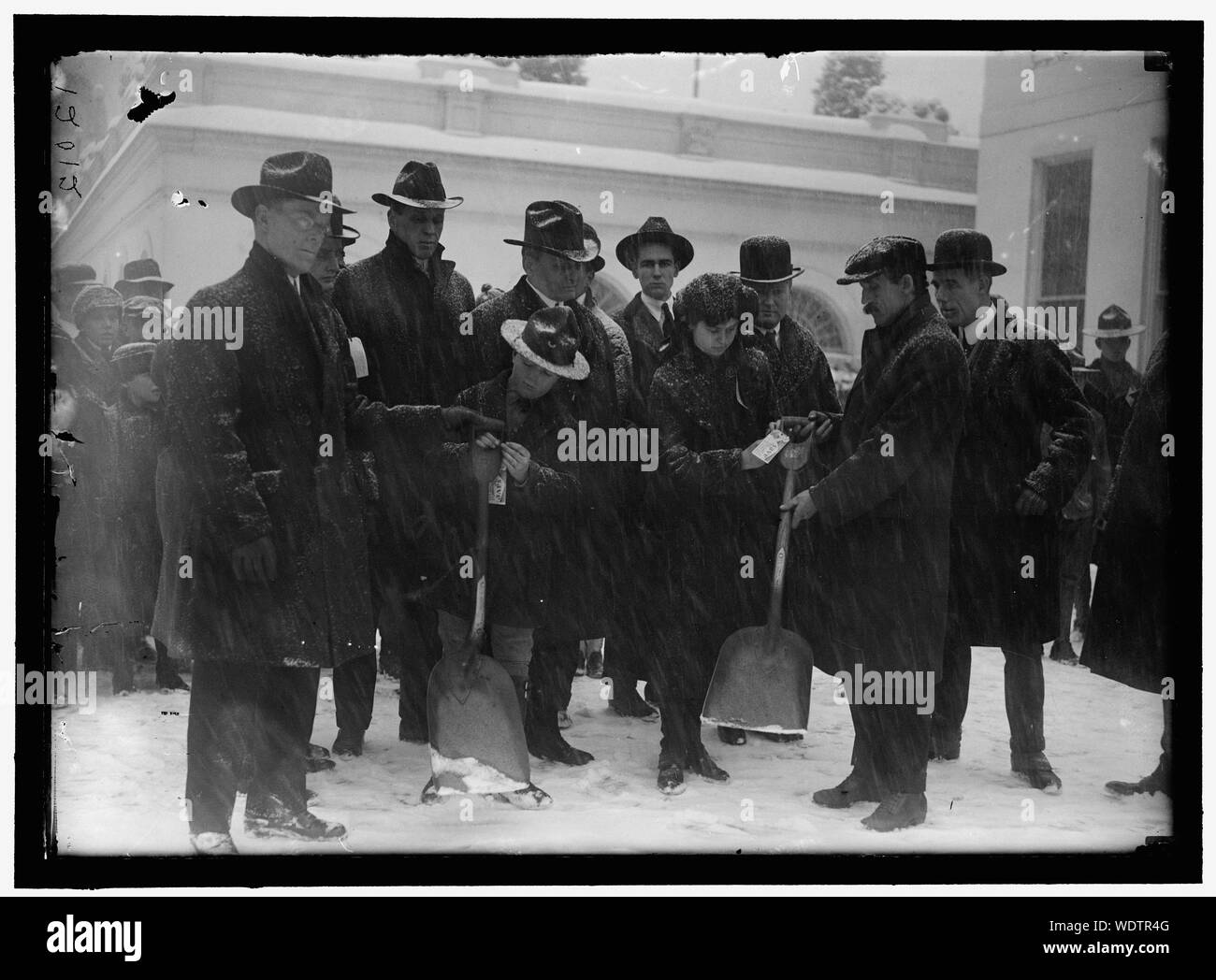 Gruppe außerhalb des Weißen Hauses im Schnee Abstract / Medium: Harris & Ewing Fotosammlung Stockfoto