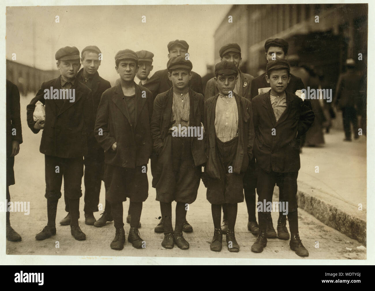 Gruppe in Ayer Mühle zu arbeiten. Joe Christy, 21 gemeinsamen St. Sam Gangi, 82 Pleasant Valley St. Harold Olds, 81 Springfield St. Wallace Hager, 12 Baily St. Sebastino Genovese, 50 1/2 Gemeinsame St. Leopoldo Andreoli, 208 Elm St. Nicoli Farcella, 120 Gemeinsame St. Salvatore Finchelli, 115 Garten St. Joseph D'Angelo, 6 gemeinsame St. Pasquale De Arnado, 125 Oak St. Salvatore Quatirtto, 48 Union St. Abstract: Fotografien aus den Aufzeichnungen des Nationalen Kinderarbeit Committee (USA) Stockfoto