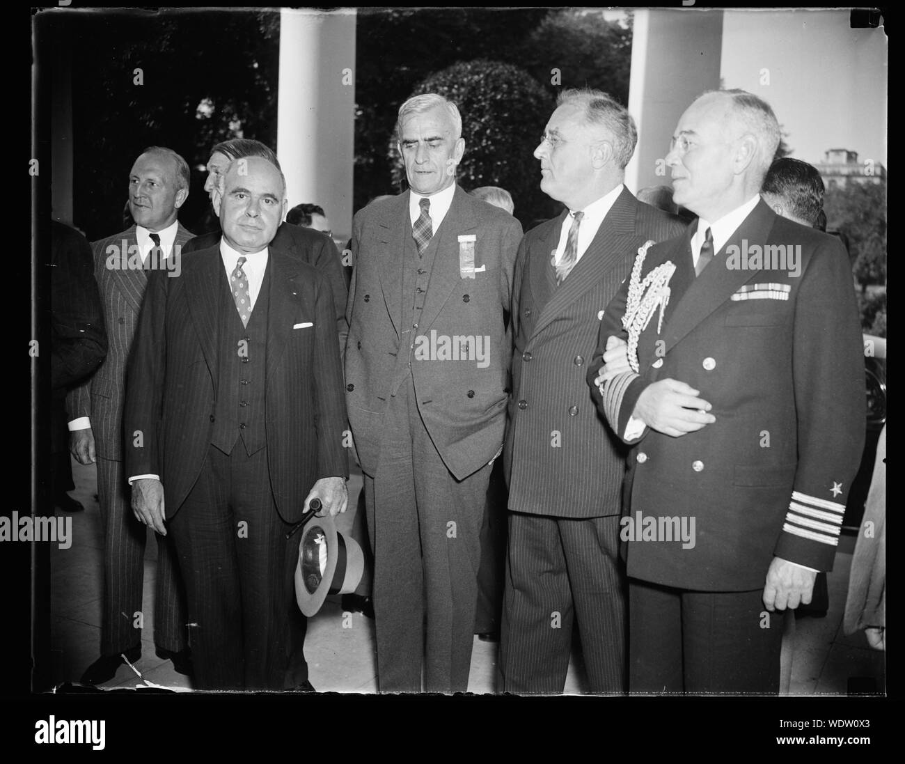 Gruppe von Links nach Rechts: Herbert H. Lehman, reg. von New York, George Peery, reg. von Virginia, Präsident Franklin D. Roosevelt, und Kapitän Paul Bastedo, Naval Berater des Weißen Hauses alle nahmen an einem Mittagessen im White House, Washington, D.C. Abstract / Medium: 1 Negativ: Glas 4 x 5 in. oder kleiner Stockfoto