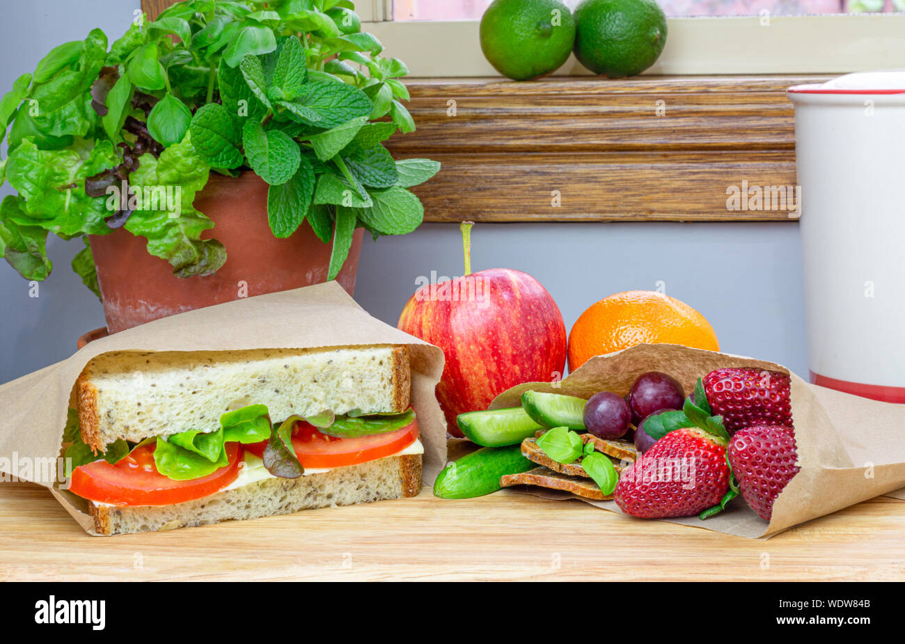 Mittagessen mit authentische hausgemachte Sandwiches und frische Lebensmittel aus recyclingfähigem Papier sandwich Beutel verpackt, Kunststoff freie Alternative Stockfoto