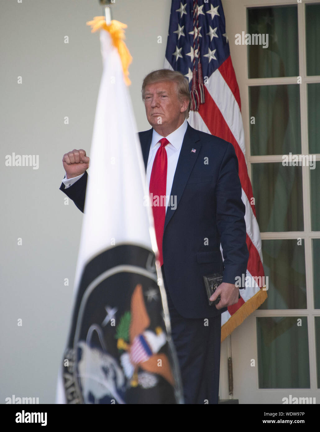 Washington DC, USA. 29 Aug, 2019. Präsidenten der Vereinigten Staaten Donald J. Trumpf Gesten wie er fährt nach der Zeremonie zur Gründung der US Space Command im Rosengarten des Weißen Hauses in Washington, DC am Donnerstag, 29. August 2019. Der Befehl wird die Führung der militärischen Agentur werden für die Planung und Ausführung von Space Operations und wird ein Schritt sein in Richtung auf die Schaffung einer Space Force als neuen militärischen Service. Credit: Ron Sachs/Pool über CNP/MediaPunch Credit: MediaPunch Inc/Alamy leben Nachrichten Stockfoto