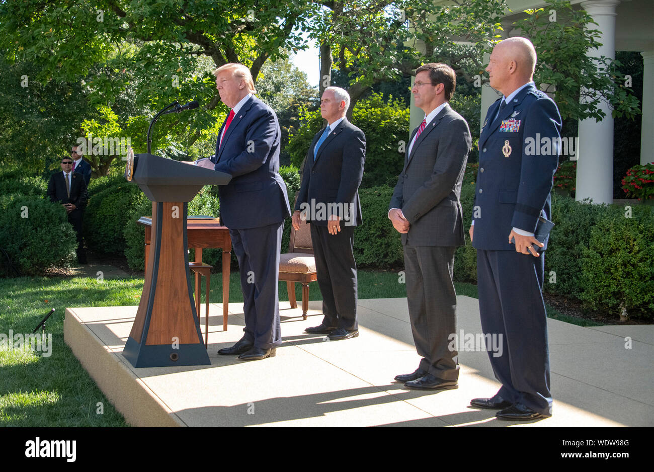 Washington DC, USA. 29 Aug, 2019. Präsidenten der Vereinigten Staaten Donald J. Trumpf, Links, macht Anmerkungen zur Gründung der US Space Command im Rosengarten des Weißen Hauses in Washington, DC am Donnerstag, 29. August 2019. Der Befehl wird die Führung der militärischen Agentur werden für die Planung und Ausführung von Space Operations und wird ein Schritt sein in Richtung auf die Schaffung einer Space Force als neuen militärischen Service. Mit dem Präsidenten, von Links nach Rechts: US Vice President Mike Pence, US-Verteidigungsminister Dr. Mark T. Esper, und General John W. 'Jay' Raymond, Commander, Air Force Space Command: Ron Sachs links Stockfoto