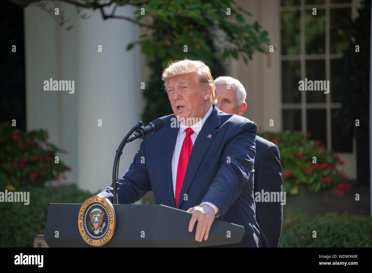 Washington DC, USA. 29 Aug, 2019. Präsidenten der Vereinigten Staaten Donald J. Trumpf macht Erläuterungen zur Gründung der US Space Command im Rosengarten des Weißen Hauses in Washington, DC am Donnerstag, 29. August 2019. Der Befehl wird die Führung der militärischen Agentur werden für die Planung und Ausführung von Space Operations und wird ein Schritt sein in Richtung auf die Schaffung einer Space Force als neuen militärischen Service. Credit: Ron Sachs/Pool über CNP/MediaPunch Credit: MediaPunch Inc/Alamy leben Nachrichten Stockfoto