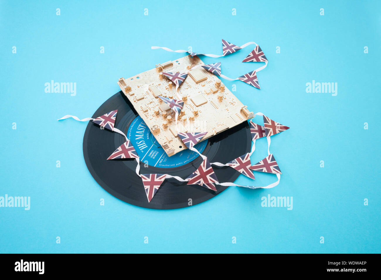 Alte vinyl singles Datensätze mit einem gold Computerplatine und Union Jack mini Bunting Stockfoto