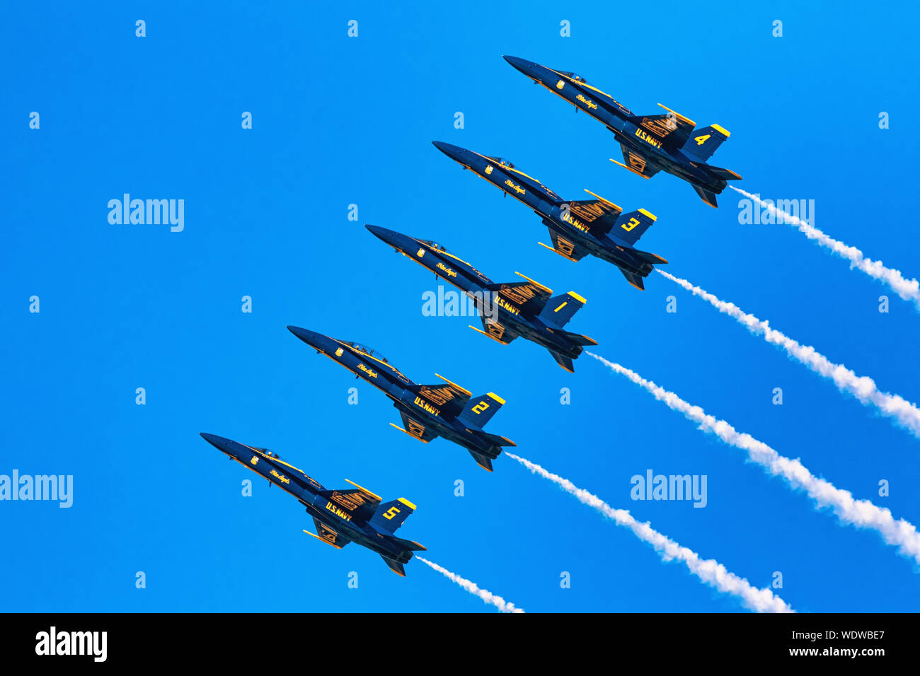 Us Navy Blue Angels flight Demonstration Team in der Linie stets Ringbildung. Stockfoto