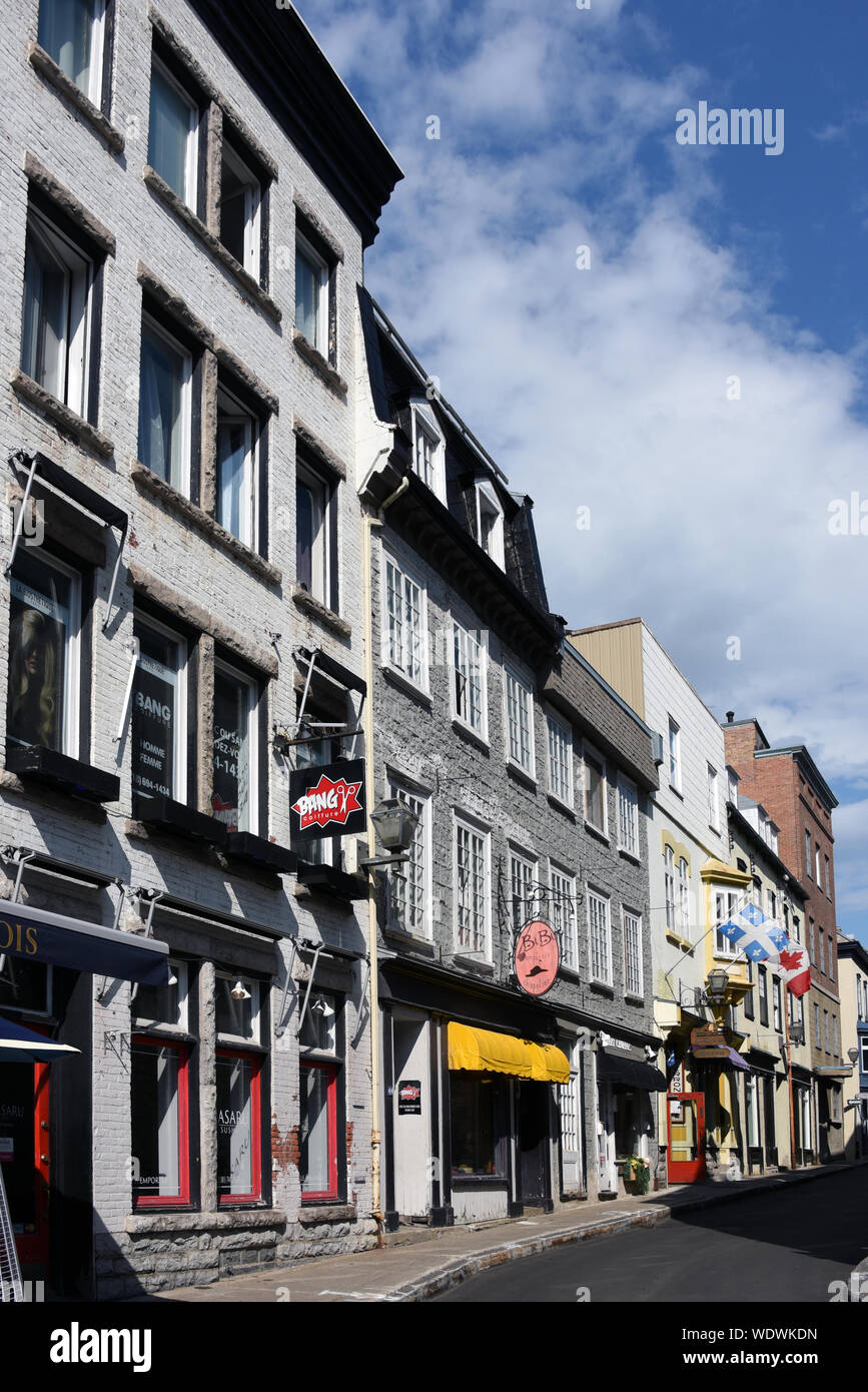 Quebec City, Kanada - April, 12, 2019: Historische Gebäude in der Rue Garneau, jetzt Haus Geschäfte wie Friseursalon Bang Coiffure und Hut shop BiBi Stockfoto