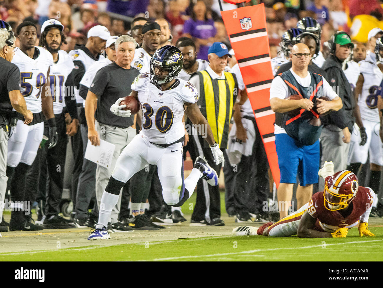 Landover, Maryland, USA. 29 Aug, 2019. Baltimore Ravens zurück läuft, Kenneth Dixon (30) Out of Bounds wird von Washington Redskins Defensiverückseite Jeremy Reaves (39) im ersten Quartal Maßnahmen auf FedEx Field in Landover, Maryland am Donnerstag, 29. August 2018. Quelle: Ron Sachs/CNP | Verwendung der weltweiten Kredit: dpa Picture alliance/Alamy leben Nachrichten Stockfoto