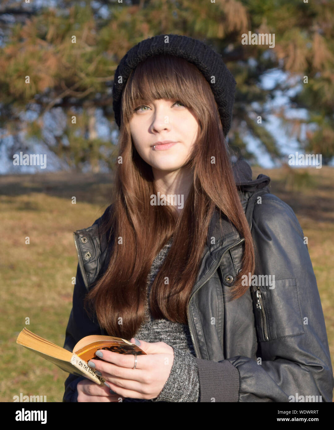 Close-up Portrait von Teenager mit Lippe Piercing Holding Buch Stockfoto