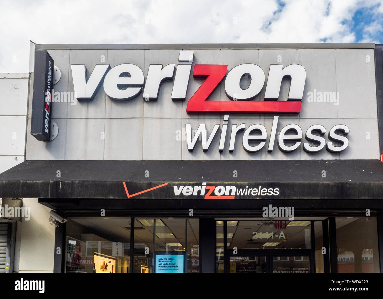 New York, NY - 17. Mai 2019: Die Außenseite des Verizon Wireless store mit Logo, Brooklyn, NY. Verizon Wireless ist das größte drahtlose Telekommunikation p Stockfoto