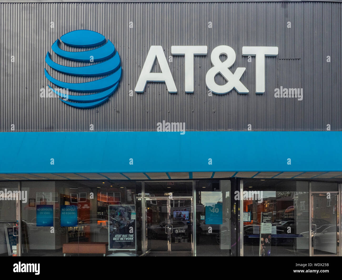 New York, NY - 17. Mai 2019: Außen von AT&T mit Logo, Brooklyn, NY AT&T Inc. ist eine US-amerikanische multinationale Konglomerat Holding. Stockfoto