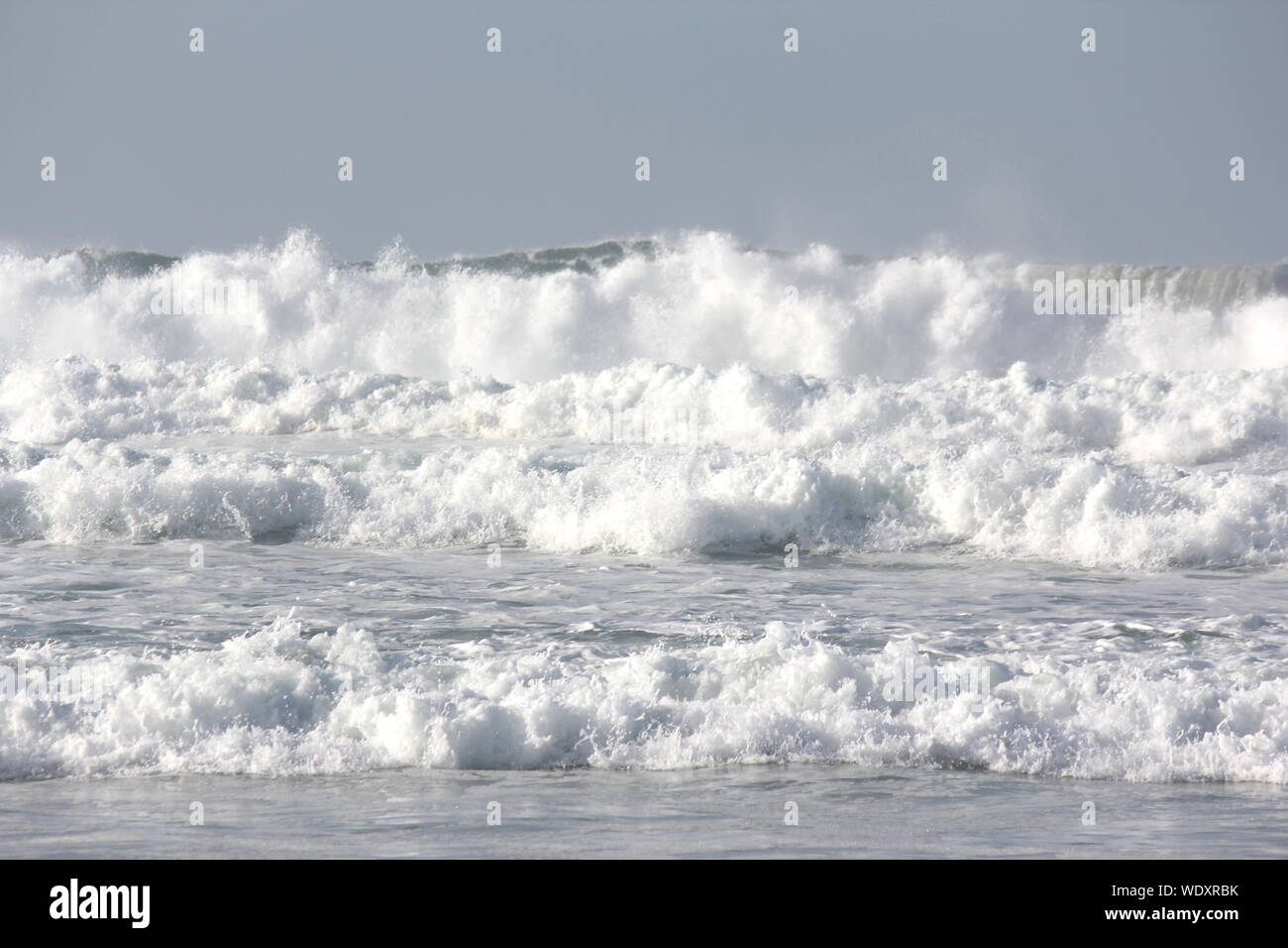 König Gezeiten und riesigen Surf nach dem Zyklon Byron Bay 2015 Stockfoto