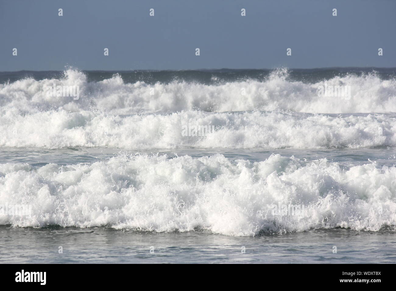 König Gezeiten und riesigen Surf nach dem Zyklon Byron Bay 2015 Stockfoto