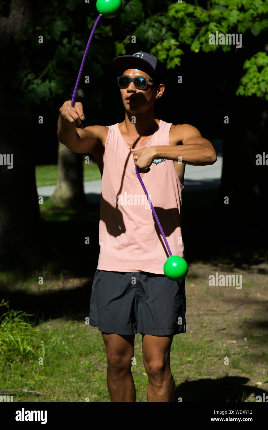 Ein Mann jongliert poi Kugeln beim Demonstrieren an shoaff Park in F Stockfoto