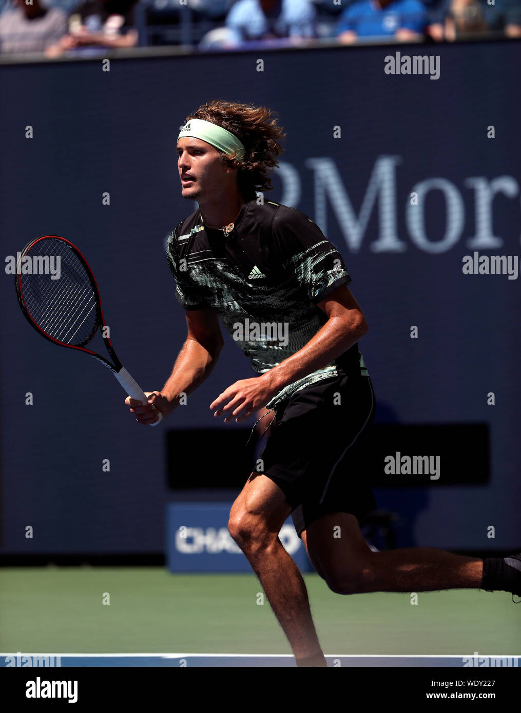 New York, Vereinigte Staaten. 29 Aug, 2019. Flushing Meadows, New York, Vereinigte Staaten - 29 August 2019. Alexander Zverev von Deutschland in Aktion gegen Frances Tiafoe der Vereinigten Staaten bei den US Open in Flushing Meadows, New York. Quelle: Adam Stoltman/Alamy leben Nachrichten Stockfoto