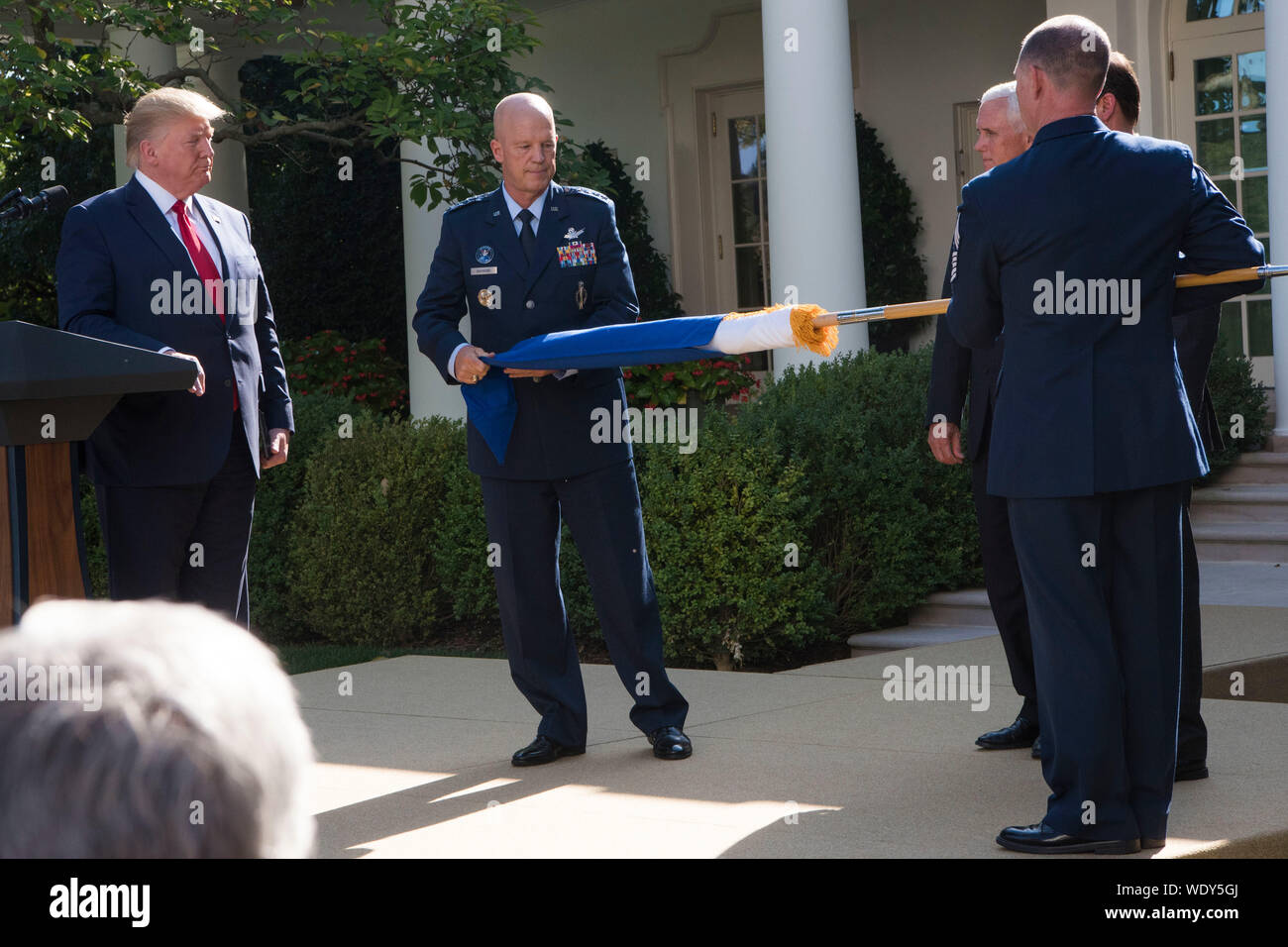 Die Flagge des US Space Command ist Unfurled im Weißen Haus in einer Präsentation mit Präsident Donald J. Trumpf, die eingehenden Kommandeur der US-Air Force Space Command, General John W. Raymond, Vice President Mike Pence, Verteidigungsminister Dr. Mark T. Esper, und Air Force Command Chief Master Sergeant Roger Towberman, Washington, D.C., Aug 29., 2019. (DoD Foto von Lisa Ferdinando) Stockfoto