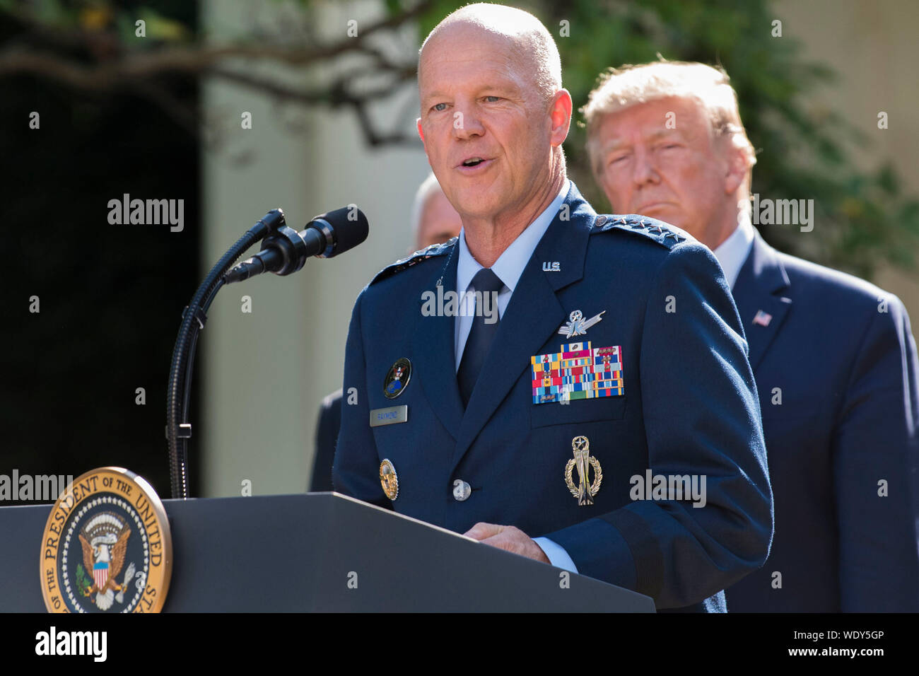 Der künftige Kommandeur der US-Air Force Space Command, General John W. Raymond, spricht im Weißen Haus Zeremonie auf die Errichtung des US Space Command, Washington, D.C., Aug 29., 2019. (DoD Foto von Lisa Ferdinando) Stockfoto