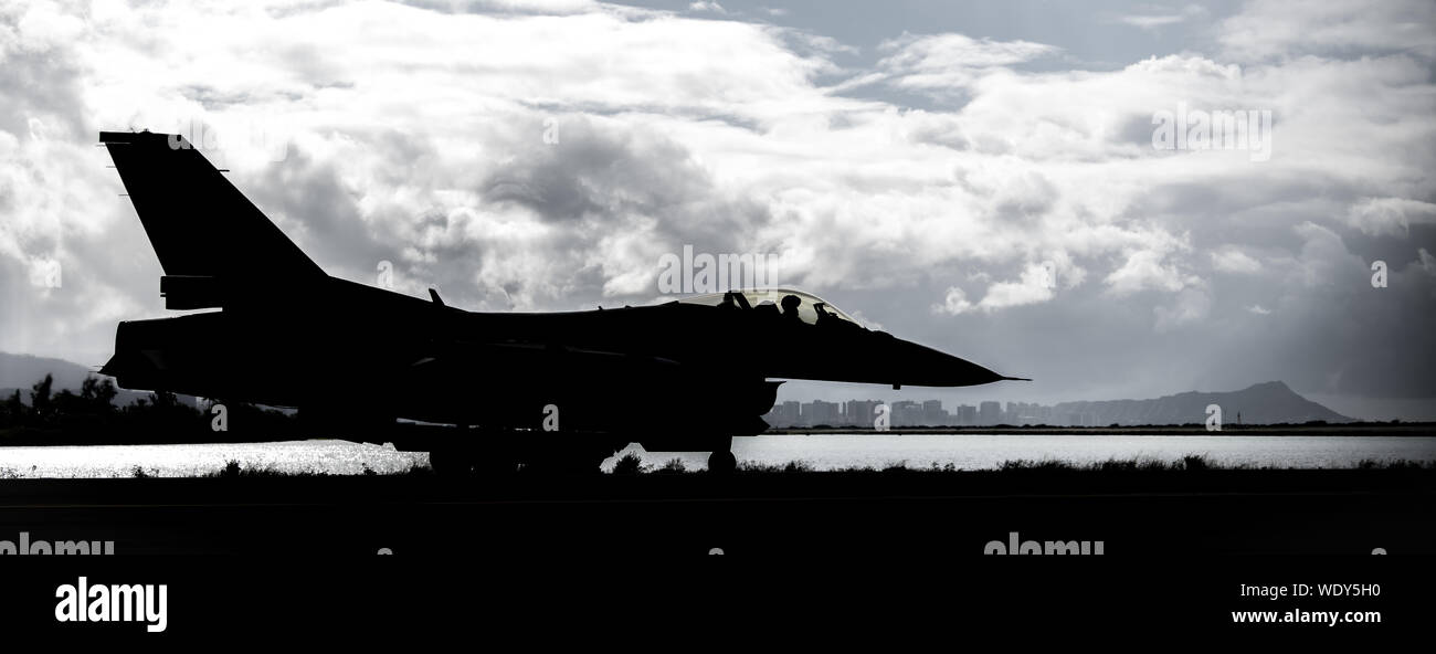 Eine F-16 Tulsa Viper darauf vorbereiten, für einen Kampf während einer Sentry Aloha Übung 12.08.27, 2019, Joint Base Pearl Harbor-Hickam, Hawaii. Das California Air National Guard Übung wird mehrmals im Jahr statt Flugzeug mit unterschiedlichen Combat Training unter den Teilnehmenden fliegen und Support Einheiten zur Verfügung zu stellen. (U.S. Air National Guard Foto von Master Sgt. C.T. Michael) Stockfoto