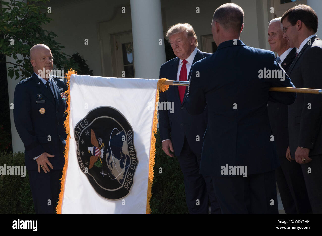 Die Flagge des US Space Command ist Unfurled im Weißen Haus in einer Präsentation mit Präsident Donald J. Trumpf, die eingehenden Kommandeur der US-Air Force Space Command, General John W. Raymond, Vice President Mike Pence, Verteidigungsminister Dr. Mark T. Esper, und Air Force Command Chief Master Sergeant Roger Towberman, Washington, D.C., Aug 29., 2019. (DoD Foto von Lisa Ferdinando) Stockfoto