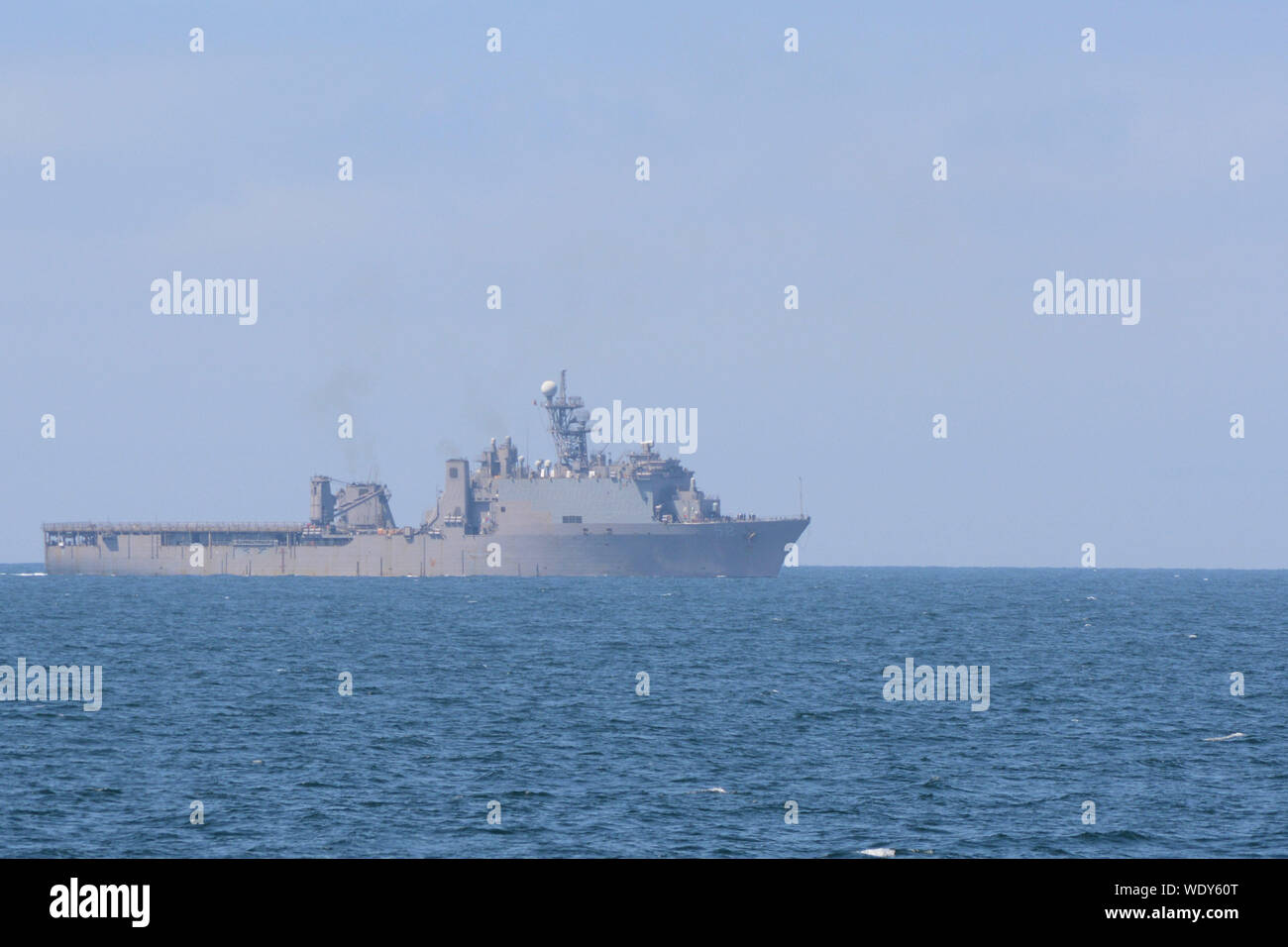 190823-N-XN 177-0123 PAZIFISCHEN OZEAN (Aug. 23, 2019) - Das Dock Landung Schiff USS Pearl Harbor (LSD 52) dämpft dock Landung Schiff USS Comstock (LSD 45). Comstock wird derzeit die Durchführung von Routineaufgaben. Dieses Jahr USS Comstock wird in der US-Marine Flotte Wochen in Los Angeles und San Francisco teilnehmen. (U.S. Marine Foto von Mass Communication Specialist 1. Klasse Peter Burghart/Freigegeben) Stockfoto