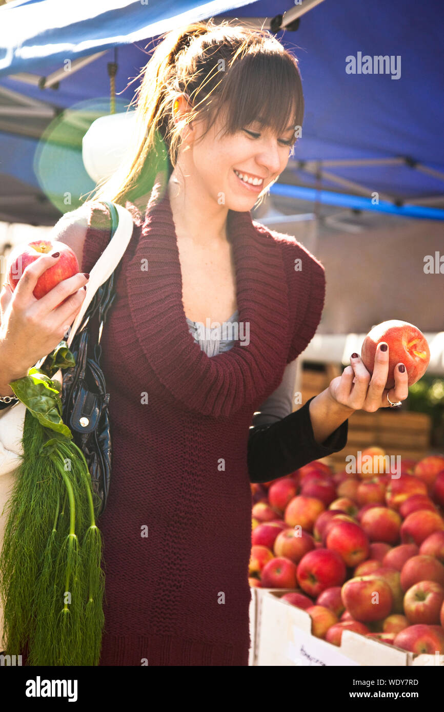 Glücklich, Smilling, junge Hispanic Frau Shopping für frisches Obst zu produzieren bei Farmers Market. Gesunde Lebensführung. Stockfoto