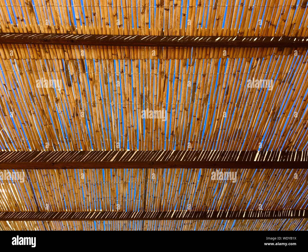 Low Angle View von Gemusterten Bambus Decke Stockfotografie - Alamy