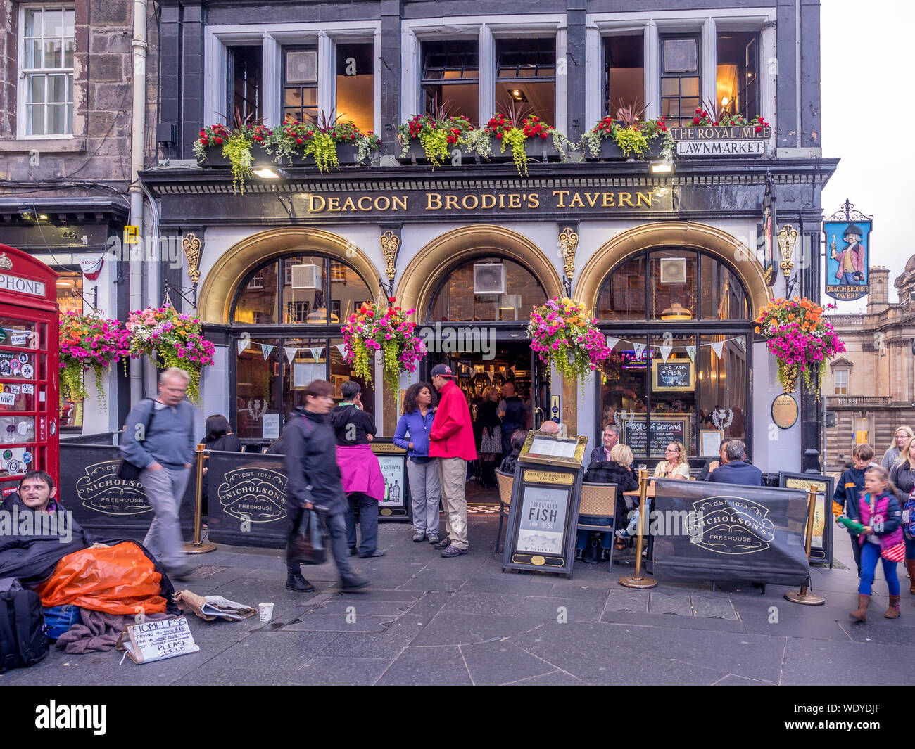 Deacon Brodie's Pub an der Royal Mile am 28. Juli 2017 in Edinburgh, Schottland. Es gibt viele solche Kneipen auf der Royal Mile, die Touristen mit Whi Stockfoto