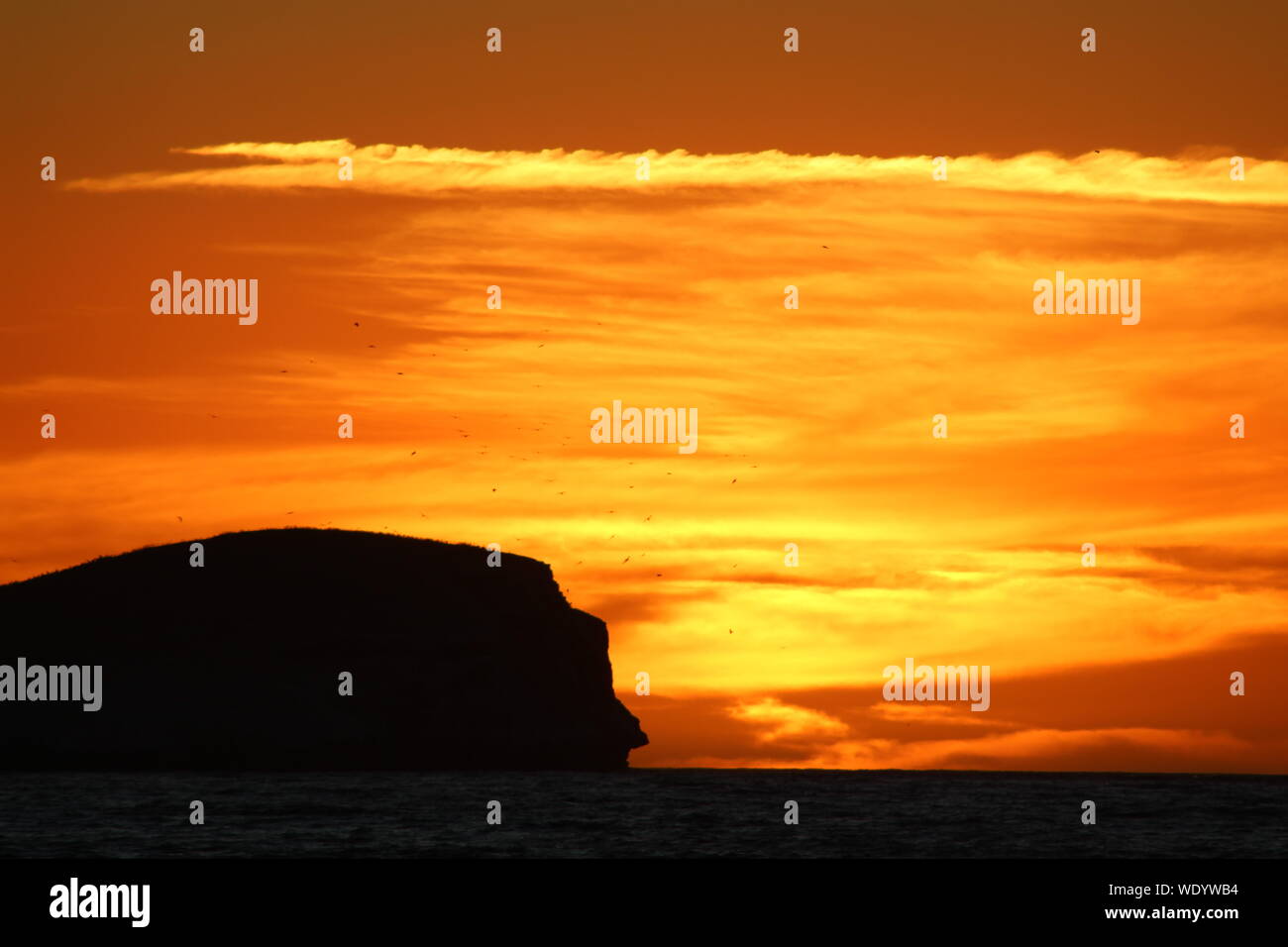 Malerische Aussicht auf Meer gegen Himmel bei Sonnenuntergang Stockfoto