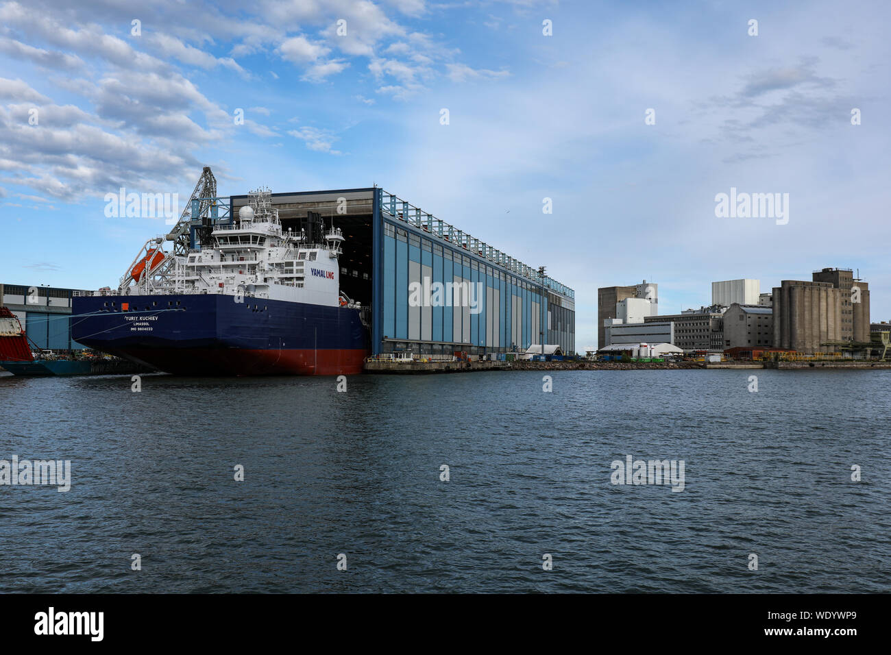 Zypriotische Schiff MT Jurij Kuchiev an Arctech Werft in Helsinki, Finnland Stockfoto