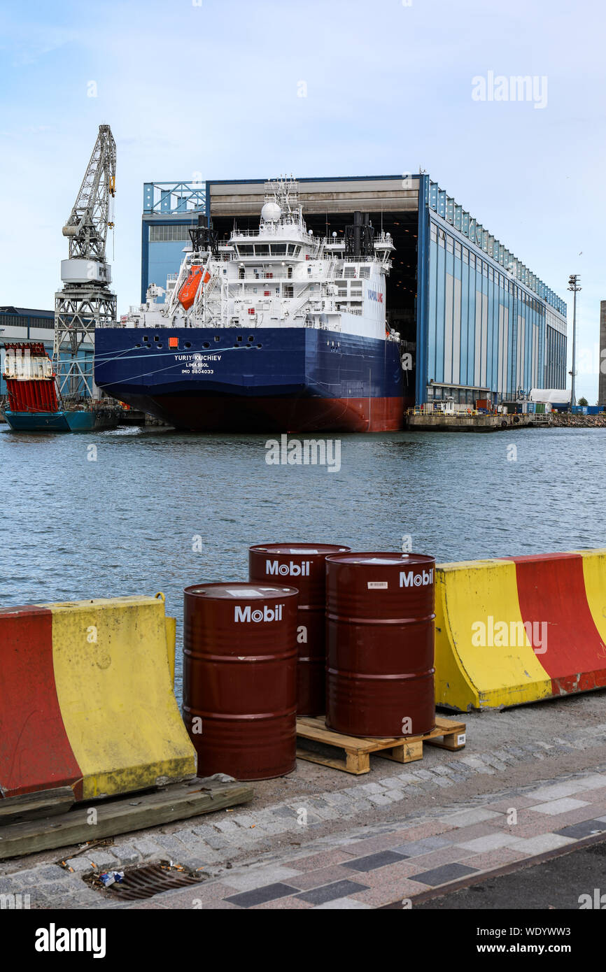 Mobil Oil drums vor, Arctech Werft im Hintergrund, in Helsinki, Finnland Stockfoto