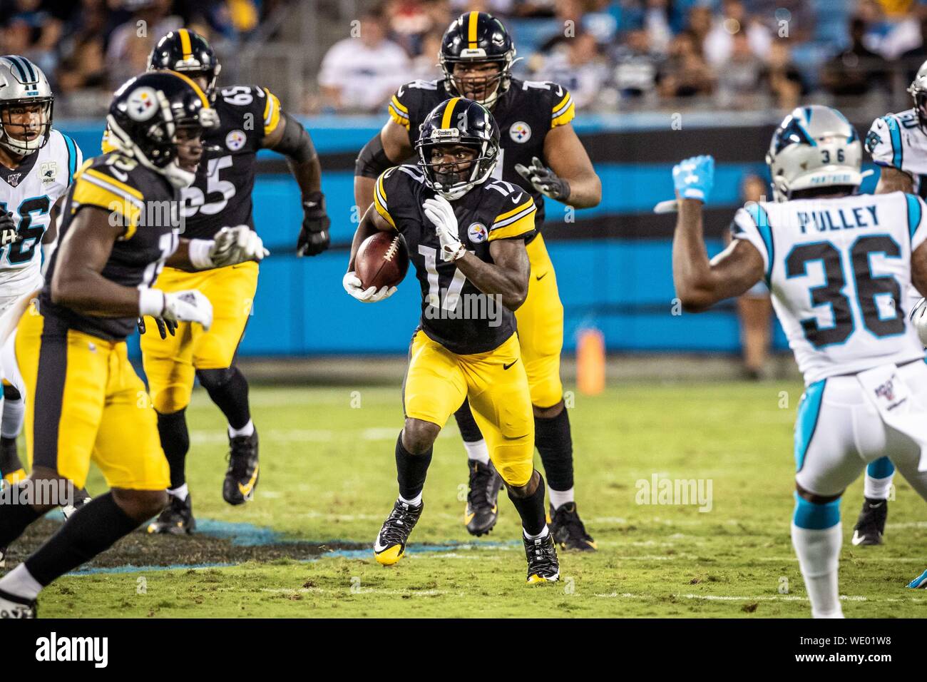 Charlotte, North Carolina, USA. 29 Aug, 2019. Pittsburgh Steelers wide receiver Eli Rogers (17) während des Spiels auf der Bank von Amerika Stadium in Charlotte, NC. Carolina Panthers auf 25 und 19 über den Pittsburgh Steelers gewinnen. Credit: Jason Walle/ZUMA Draht/Alamy leben Nachrichten Stockfoto