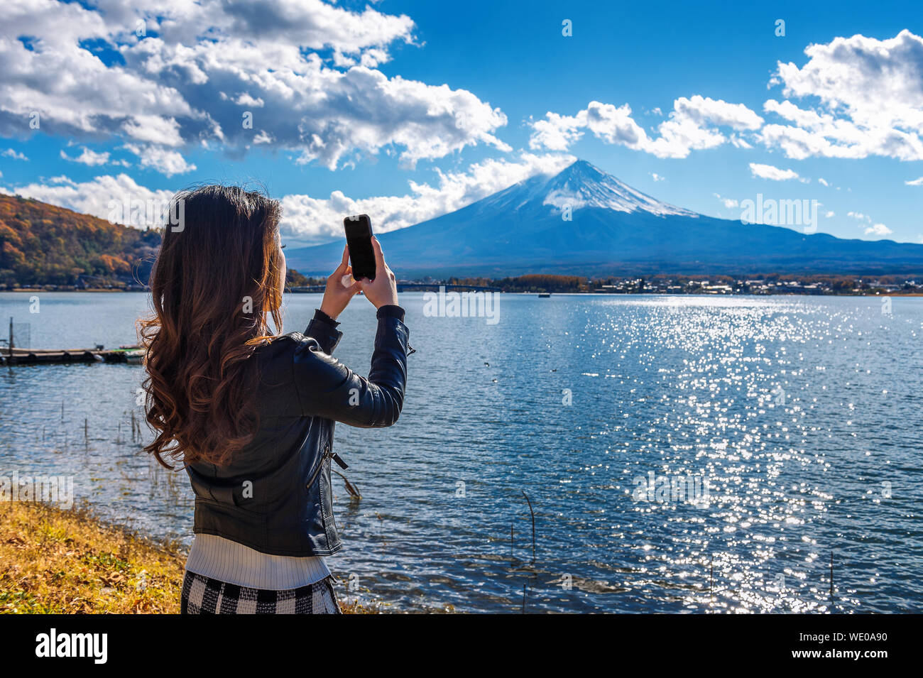 Ansicht der Rückseite Frau von Lake Kawaguchi Fotografieren mt Fuji Stockfoto