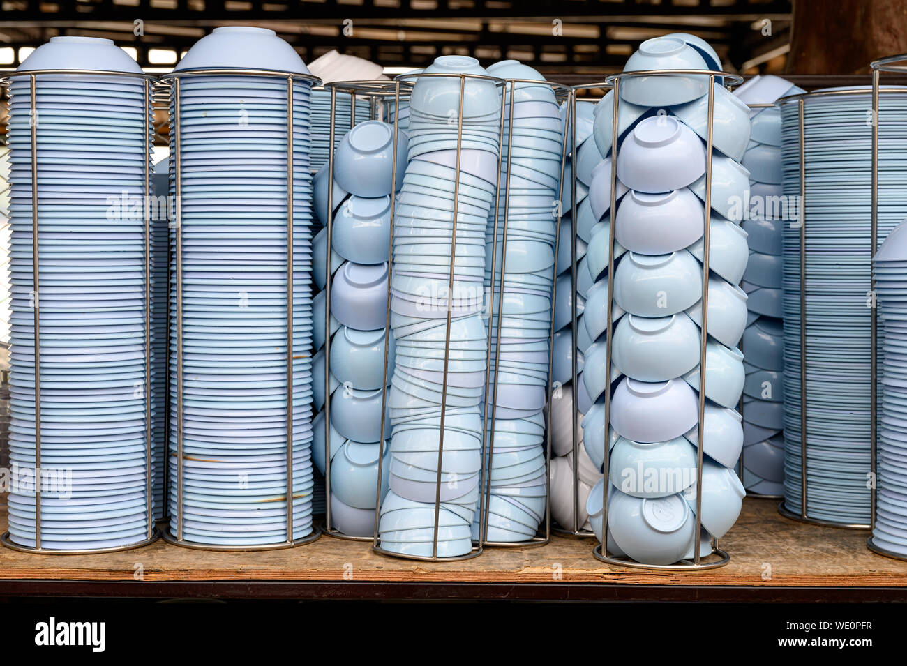 Blaue Schalen mit Cups in metallischen Storage auf Tisch gestapelt Stockfoto